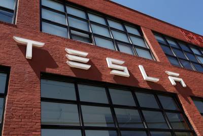 Tesla: Ανακαλεί σχεδόν 54.000 οχήματα που δεν σταματούν σε STOP