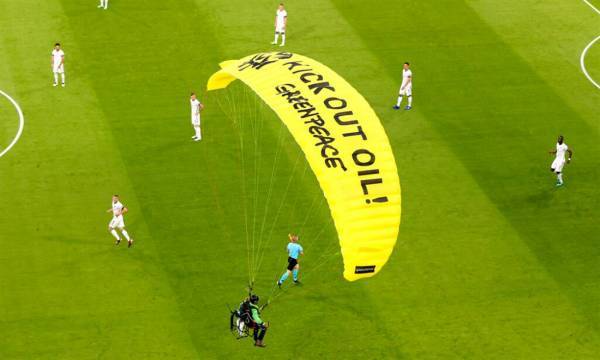 Euro 2020: Η διαμαρτυρία αλεξιπτωτιστή προκάλεσε τραυματισμούς