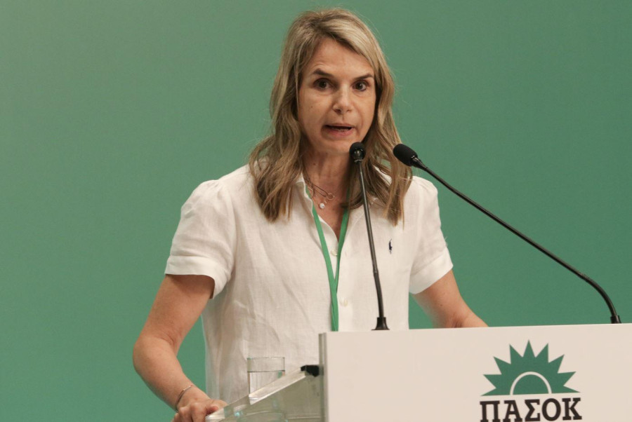 Αποστολάκη στο Συνέδριο ΠΑΣΟΚ: Απέναντι στους πελάτες της Δεξιάς, υπάρχουν οι πολίτες της πατρίδας