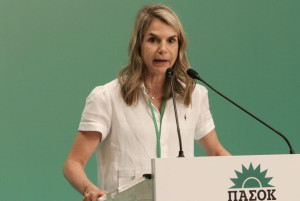 Αποστολάκη στο Συνέδριο ΠΑΣΟΚ: Απέναντι στους πελάτες της Δεξιάς, υπάρχουν οι πολίτες της πατρίδας