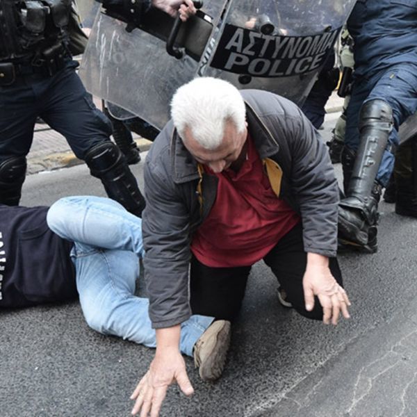 Οι «πολιτικοί κρατούμενοι» του Τσίπρα και τα γκλομπ στα κεφάλια των συντρόφων