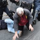 Οι «πολιτικοί κρατούμενοι» του Τσίπρα και τα γκλομπ στα κεφάλια των συντρόφων