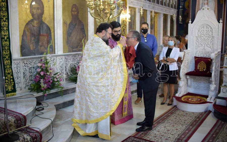 Η... άβολη στιγμή που «κοινωνεί» ο Κουμουτσάκος