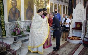 Η... άβολη στιγμή που «κοινωνεί» ο Κουμουτσάκος