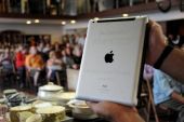 Πόσο "έπιασε" το iPad του Πάπα Φραγκίσκου;