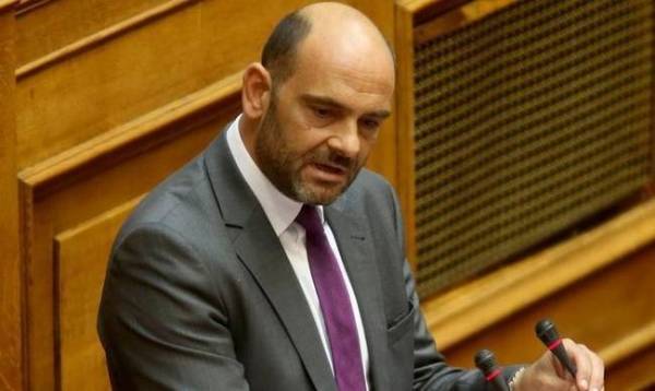 Επιμένει ο Φωτήλας στο αμπέχωνο και το ταγέρ της Αχτσιόγλου