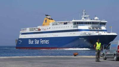 Blue Star Paros: Πρόσκρουση του καταπέλτη στο λιμάνι της Σύρου