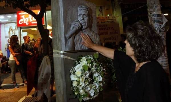Πέντε χρόνια απ'τη δολοφονία Φύσσα-Η εκκρεμής δίκη και η μάνα...σύμβολο