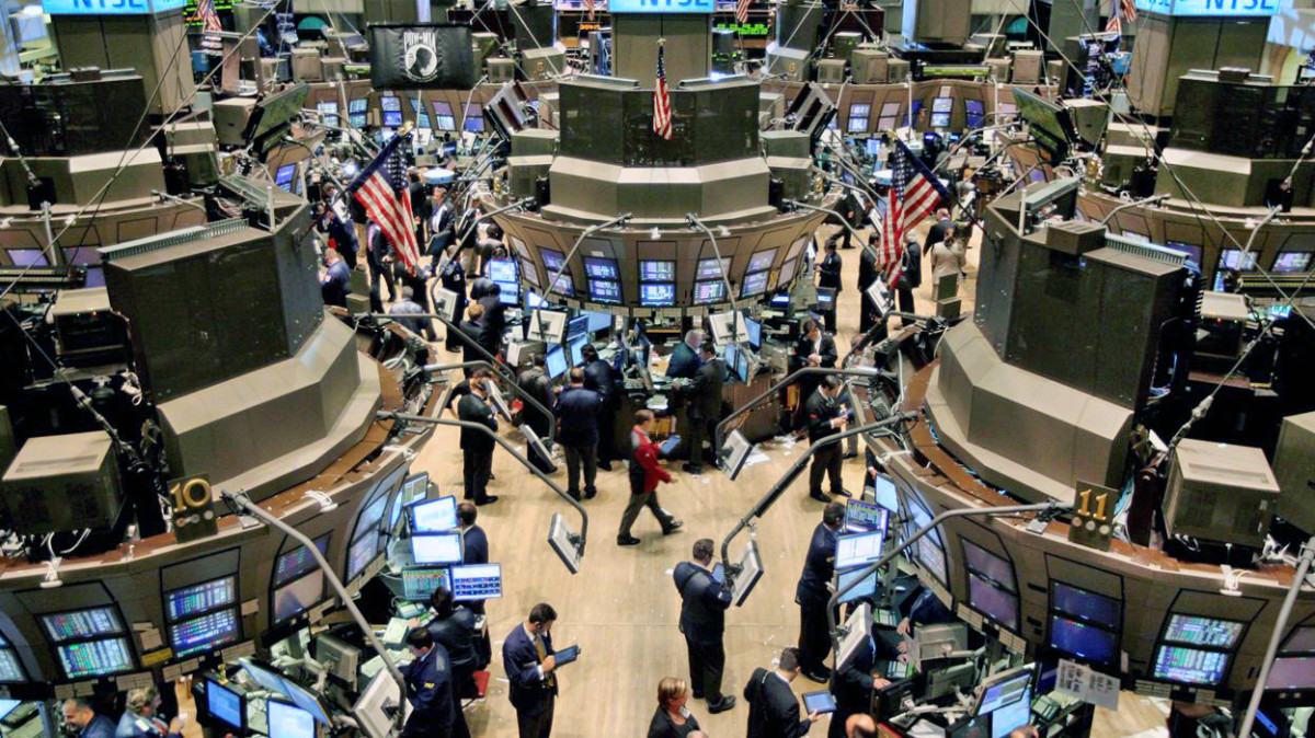 S&amp;P 500 σε νέο ιστορικό υψηλό παρά τις πιέσεις σε τεχνολογία