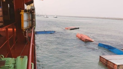 Πλοίο μεταφοράς εμπορευματοκιβωτίων γέρνει στο λιμάνι Μούντρα της Ινδίας