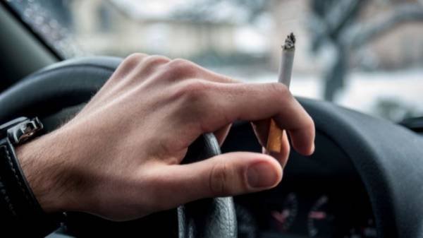Πόσο τσουχτερό είναι το πρόστιμο για όσους οδηγούν και καπνίζουν
