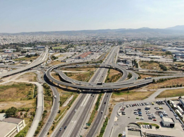 Εργασίες τοποθέτησης στηθαίων στην παράπλευρη οδό της Εθνικής Οδού Θεσσαλονίκης-Ν.Μουδανιών