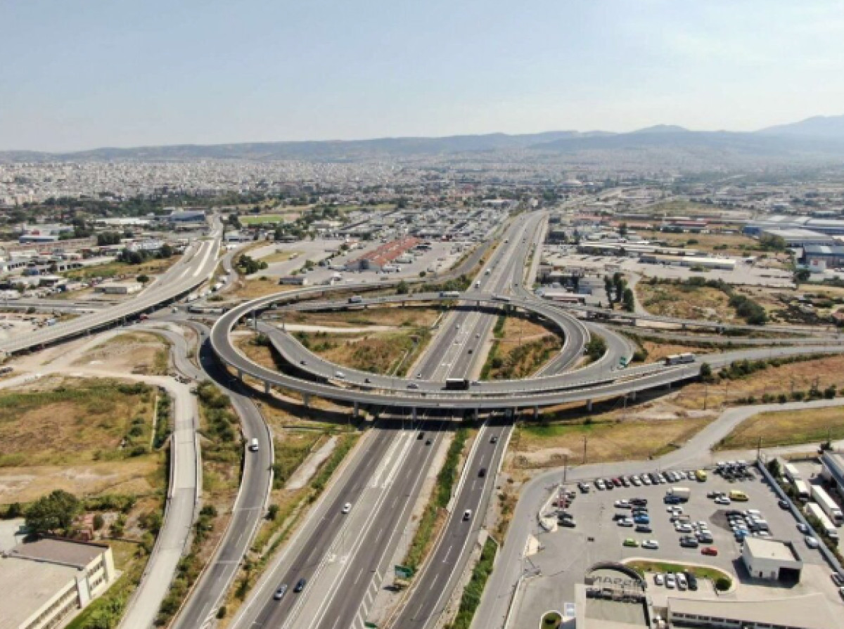 Εργασίες τοποθέτησης στηθαίων στην παράπλευρη οδό της Εθνικής Οδού Θεσσαλονίκης-Ν.Μουδανιών
