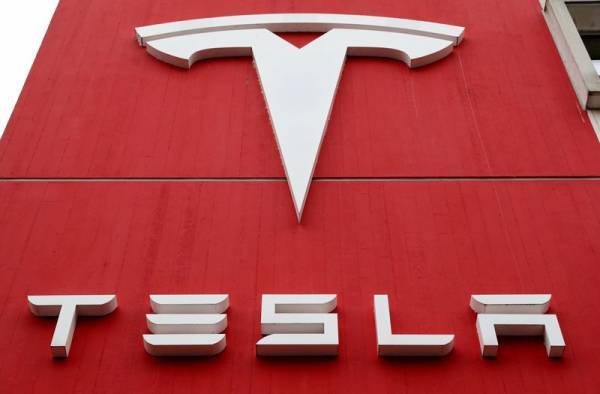 Έσοδα $13,76 δισ. το γ’ τρίμηνο για την Tesla