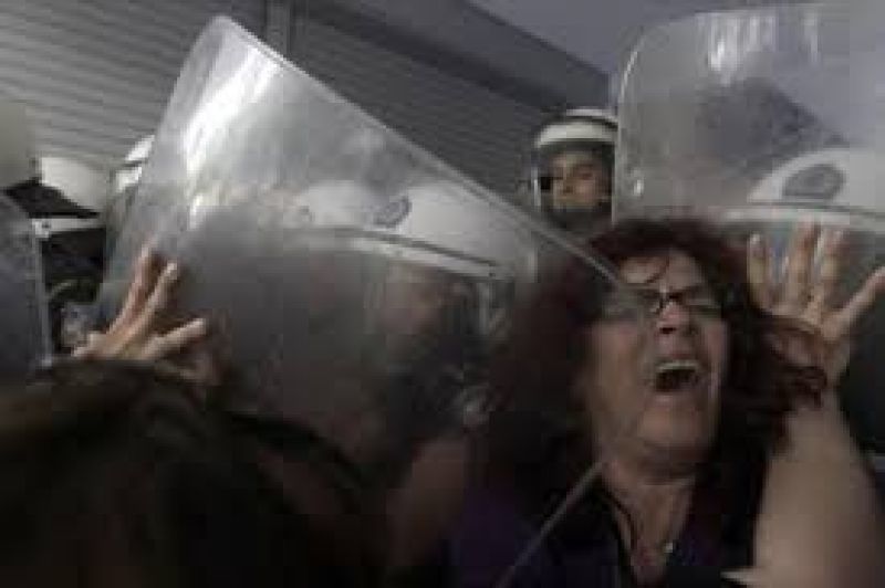 Σε διαθεσιμότητα ο αστυνομικός που χτύπησε καθαρίστρια