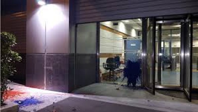 Ο Ρουβίκωνας διαψεύδει το Μαξίμου: Δεν κάναμε την επίθεση στον ΔΟΛ