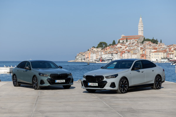 Ο εξηλεκτρισμένος κόσμος των BMW Σειράς 5 BMW i5 και BMW i7 M70 xDrive.