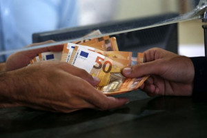 Αύξηση κατώτατου μισθού: Στόχος η εφαρμογή την Πρωτομαγιά του 2023