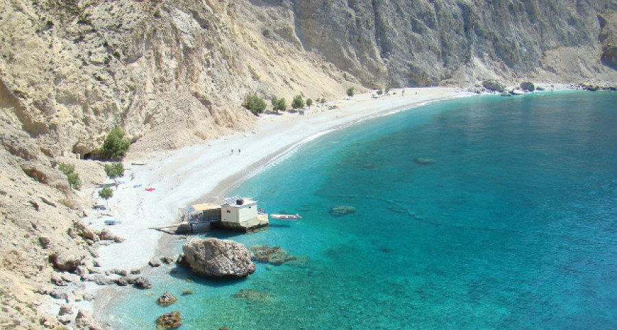 Κρήτη: Εκκενώθηκε η παραλία Γλυκά Νερά υπό το φόβο κατολίσθησης