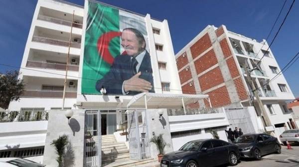 Αλγερία: Ο Μπενσαλάχ μεταβατικός πρόεδρος
