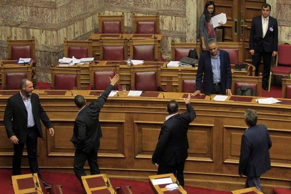 Πολυνομοσχέδιο: Επεισόδιο μεταξύ Χρυσής Αυγής και ΚΚΕ-Διεκόπη η συνεδρίαση