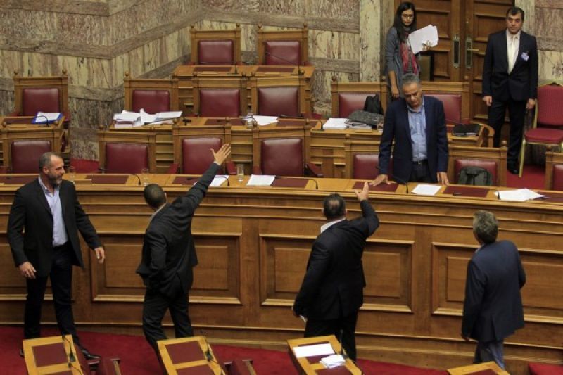 Πολυνομοσχέδιο: Επεισόδιο μεταξύ Χρυσής Αυγής και ΚΚΕ-Διεκόπη η συνεδρίαση