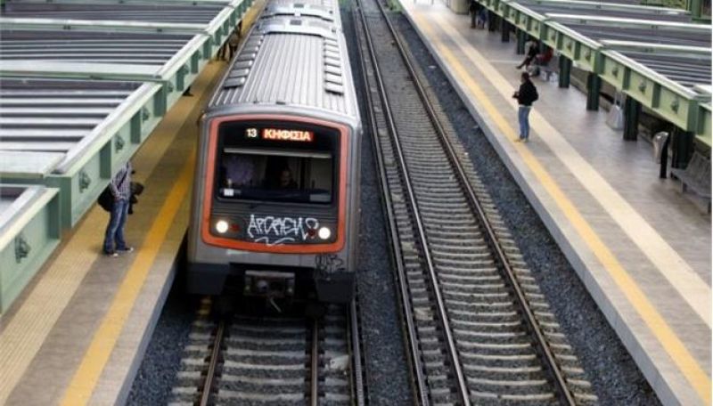 Αυτοκίνητο έπεσε από γέφυρα πάνω στις γραμμές του τρένου