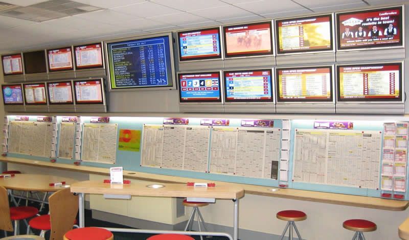 Bookmakers: Κάτω από το 44% τα ποσοστά ΠΑΣΟΚ-ΝΔ, στην τρίτη θέση ο ΣΥΡΙΖΑ