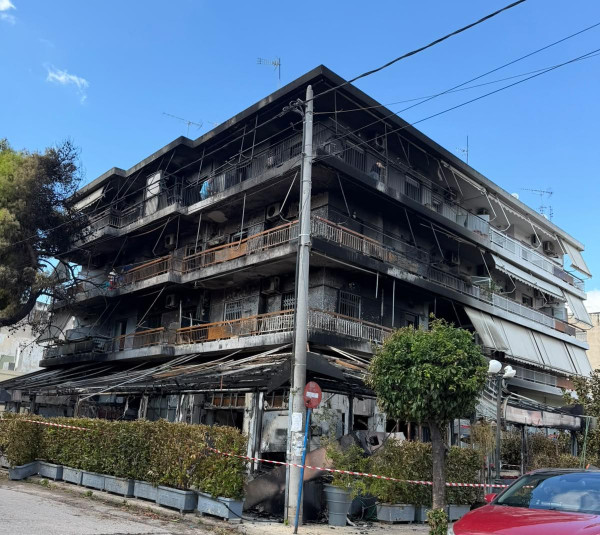 Μεγάλη φωτιά σε καφετέρια στη Νέα Ιωνία, επεκτάθηκε σε πολυκατοικία