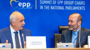 Άρθρο Βέμπερ-Μεϊμαράκη: Επίθεση σε Σολτς-Μακρόν για το μεταναστευτικό