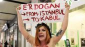 "Γυμνή" διαδήλωση Femen στην Κωνσταντινούπολη