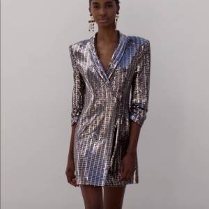 Metallic blazers: Έτσι θα υποδεχτείτε την νέα χρονιά