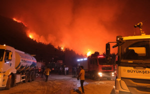 Τουρκία: Προσωρινή διακοπή της θαλάσσιας κυκλοφορίας στα Στενά λόγω πυρκαγιάς