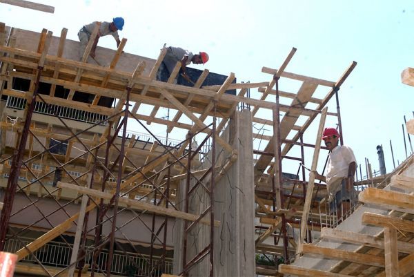 Στο ναδίρ οι εγχώριες επενδύσεις στις κατασκευές