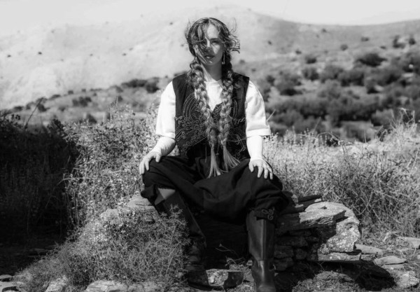 Η Billie Kark κάνει μια κατάβαση στο σκοτάδι με πυξίδα το φως
