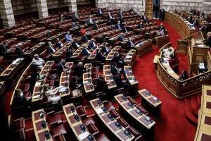 Οι θέσεις κυβέρνησης και αντιπολίτευσης για τις δημόσιες συμβάσεις