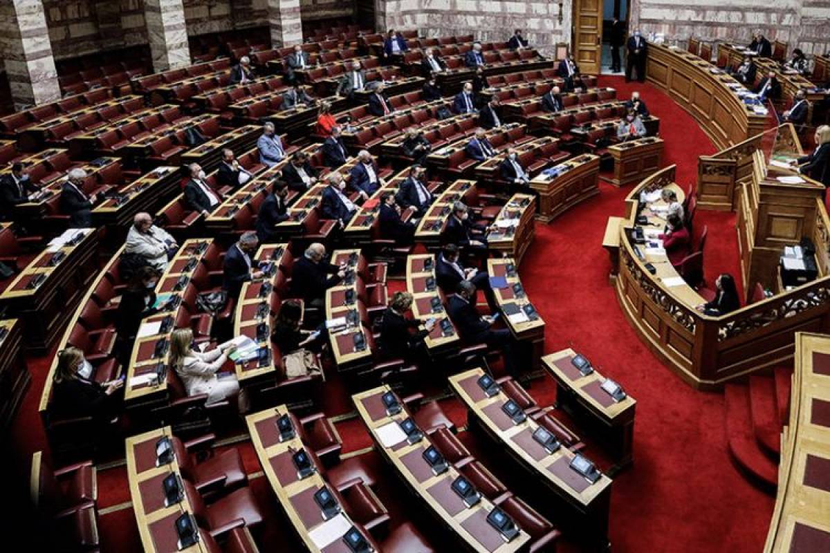 Οι θέσεις κυβέρνησης και αντιπολίτευσης για τις δημόσιες συμβάσεις