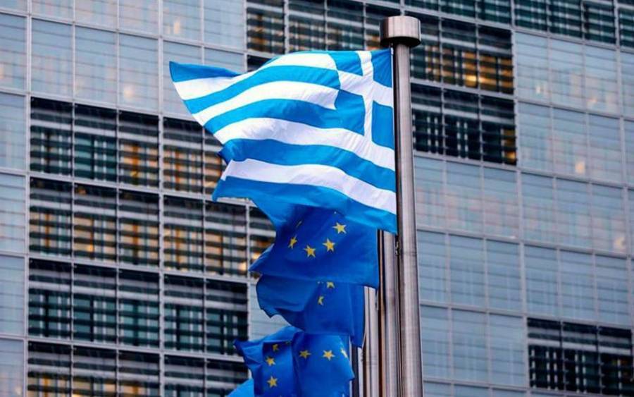 Politico: Η Αθήνα αναμένει έκθεση-«δώρο» από την Κομισιόν