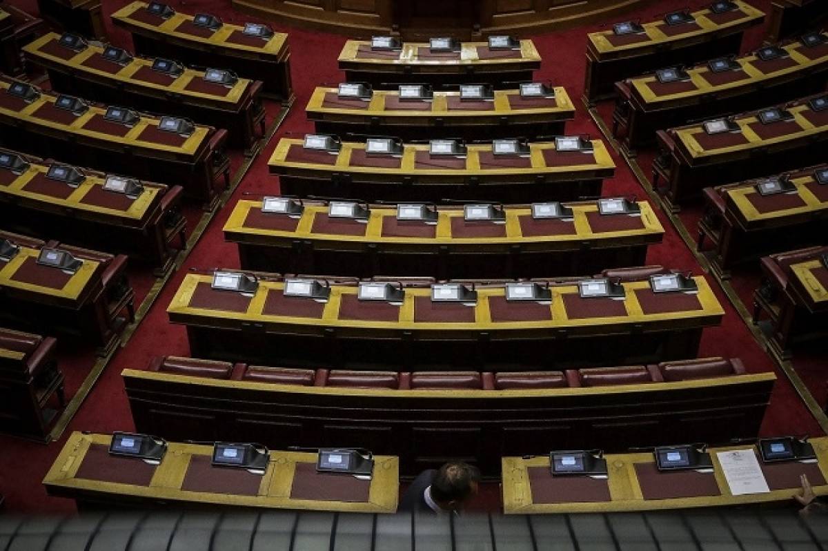 Διαξιφισμοί στη Βουλή με φόντο τη συνταγματική αναθεώρηση