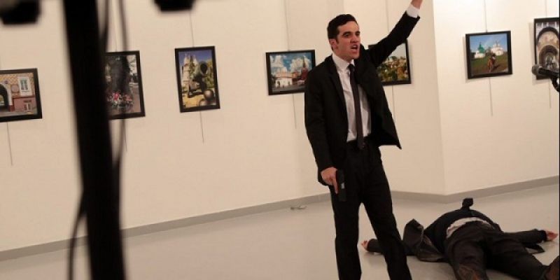 Νέο σοκαριστικό βίντεο από τη δολοφονία του Ρώσου πρέσβη