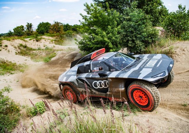 O ...χορός ενός Audi RS Q e-tron που κάνει πρόβα για το Ράλι Ντακάρ