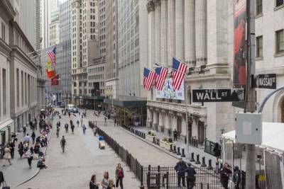 Στο κόκκινο η Wall Street-Πτώση 2% για την Apple