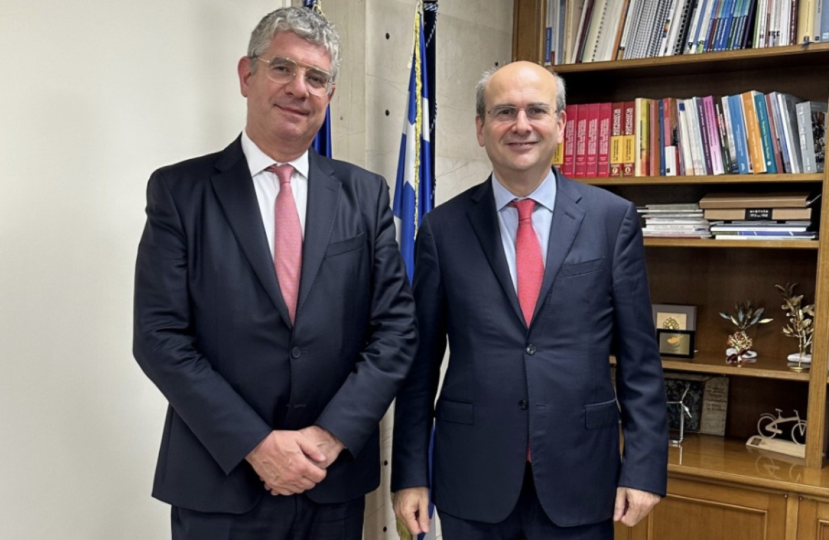 Συνάντηση Χατζηδάκη με τον νέο αντιπρόεδρο της ΕΤΕπ, Τσακίρη