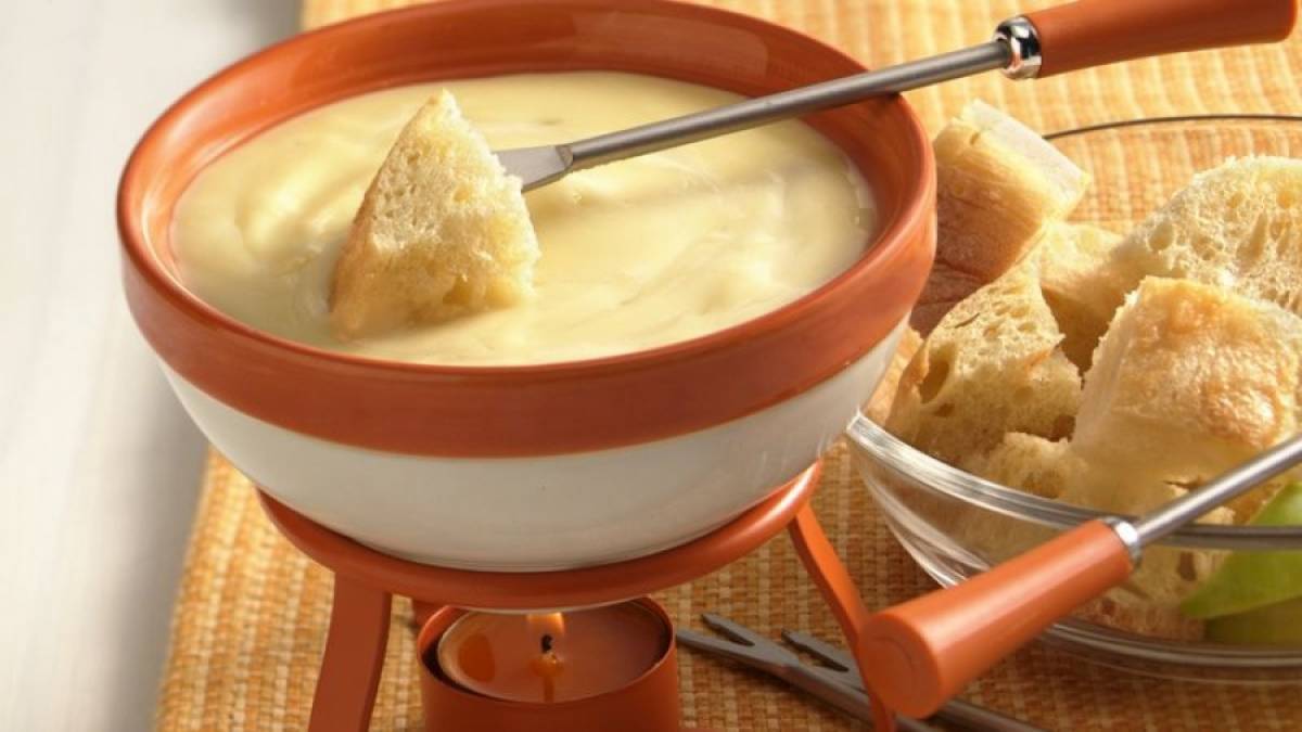 Σας περίσσεψαν τυριά και ψωμί; Φτιάξτε τέλειο Φοντύ!