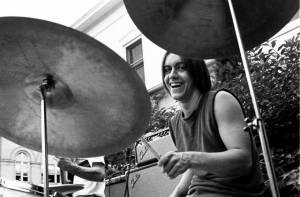 Ποιος παίζει drums στην αυλή;
