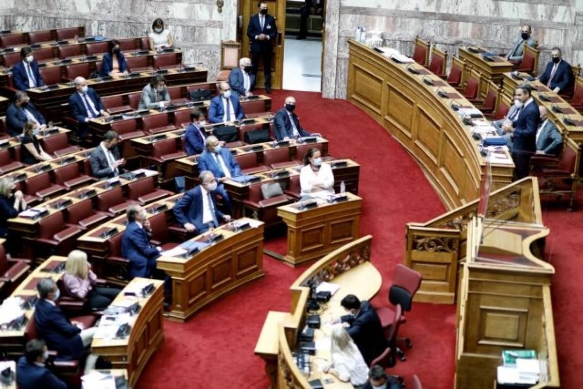 Βουλή: «Μάχη» πολιτικών αρχηγών για τις συνέπειες της πανδημίας (live)