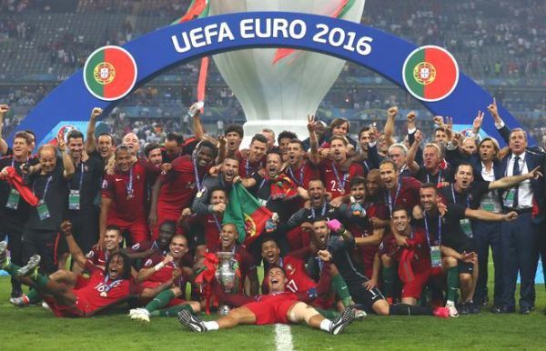 Euro 2016: Η κούπα στο Νότο λίγο πριν τη συνάντηση της Ρώμης