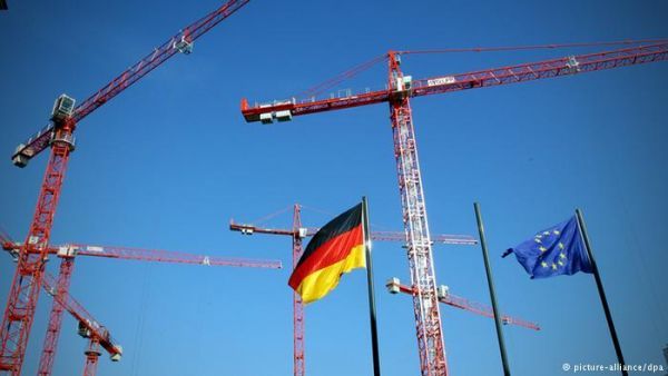 Deutsche Welle: Τι "φρενάρει" τη γερμανική οικονομία;