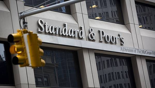Η Standard &amp;Poor's αναβάθμισε την Ελλάδα σε «Β+» από «Β»