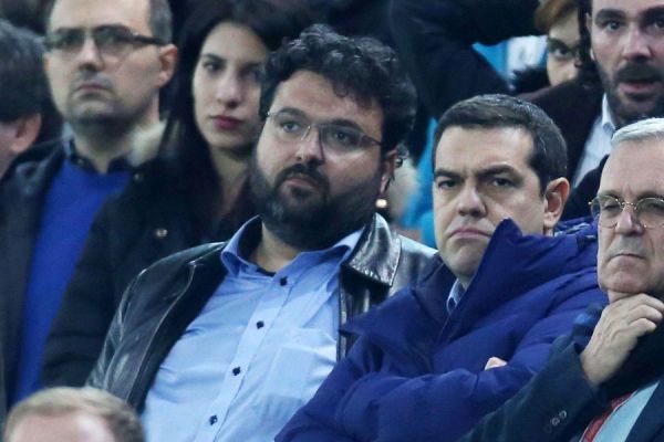 Η κυβέρνηση στα γήπεδα αναστενάζει: το ποδοσφαιρικό ναρκοπέδιο του Μαξίμου